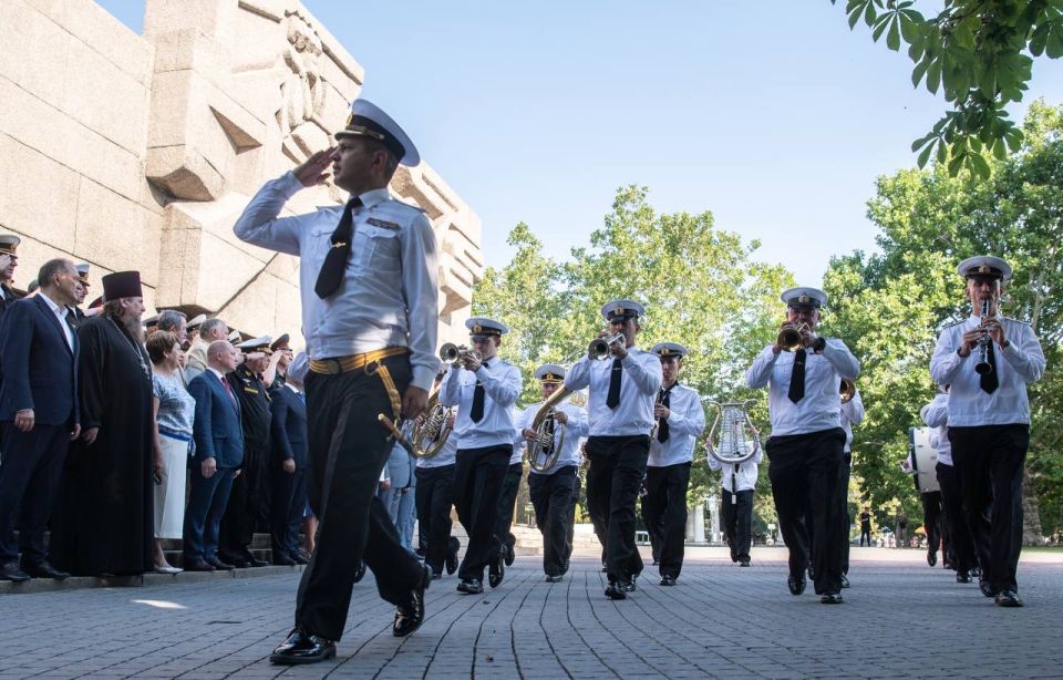 Екатерина Алтабаева: Утром у Мемориала героической обороны Севастополя 1941-1942 гг. прошла торжественная церемония возложения цветов и венков к Вечному огню Екатерина Алтабаева: Утром у Мемориала героической обороны Севастополя 1941-1942 гг. прошла торжественная церемония возложения цветов и венков к Вечному огню