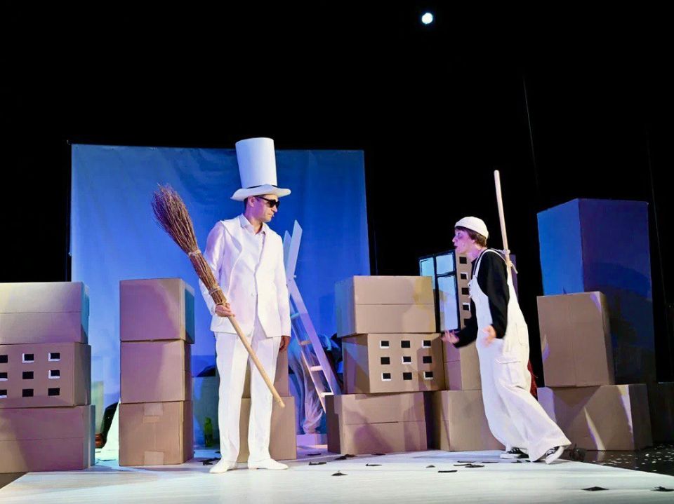 «Уроки города» в СевТЮЗе. 27 июля на сцене Севастопольского театра юного зрителя прошла премьера спектакля «Уроки города» в постановке режиссера Федора Парасюка «Уроки города» в СевТЮЗе. 27 июля на сцене Севастопольского театра юного зрителя прошла премьера спектакля «Уроки города» в постановке режиссера Федора Парасюка