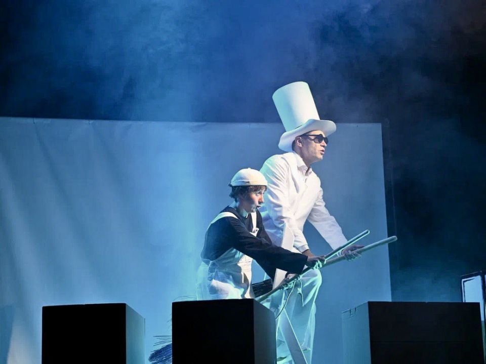 «Уроки города» в СевТЮЗе. 27 июля на сцене Севастопольского театра юного зрителя прошла премьера спектакля «Уроки города» в постановке режиссера Федора Парасюка «Уроки города» в СевТЮЗе. 27 июля на сцене Севастопольского театра юного зрителя прошла премьера спектакля «Уроки города» в постановке режиссера Федора Парасюка