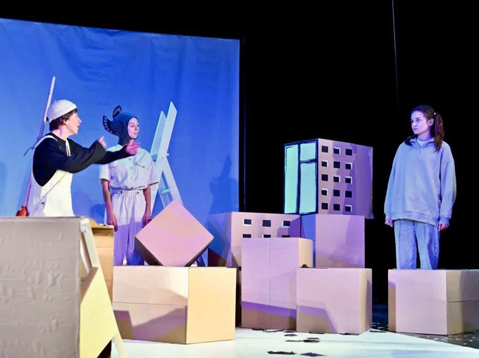 «Уроки города» в СевТЮЗе. 27 июля на сцене Севастопольского театра юного зрителя прошла премьера спектакля «Уроки города» в постановке режиссера Федора Парасюка «Уроки города» в СевТЮЗе. 27 июля на сцене Севастопольского театра юного зрителя прошла премьера спектакля «Уроки города» в постановке режиссера Федора Парасюка