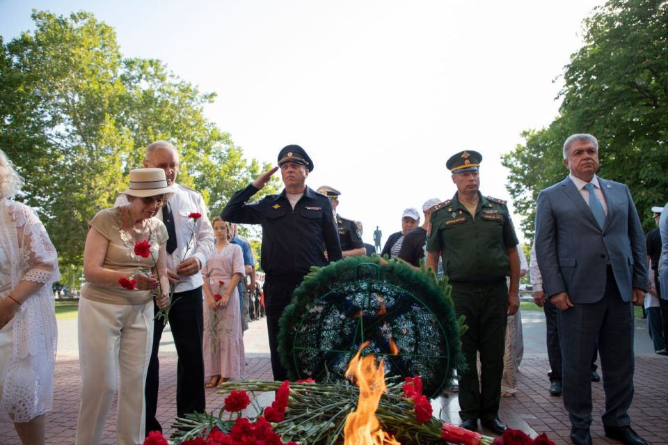 Заместитель начальника УМВД России по г. Севастополю полковник полиции Владислав Уткин принял участие в торжественном мероприятии, посвящённом Дню ВМФ России Заместитель начальника УМВД России по г. Севастополю полковник полиции Владислав Уткин принял участие в торжественном мероприятии, посвящённом Дню ВМФ России