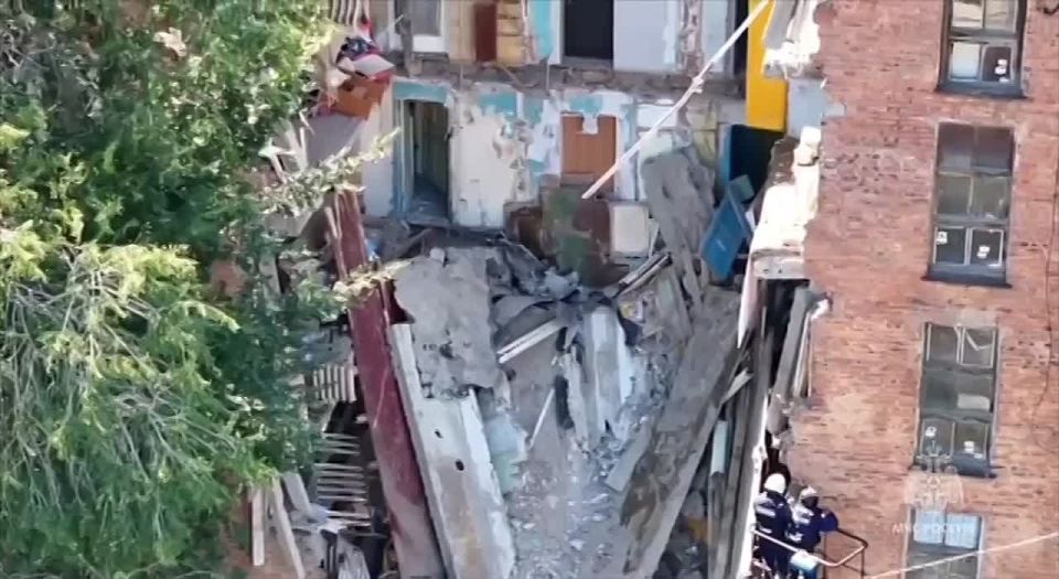 В Астрахани, где рухнул подъезд пятиэтажного дома, для координации действий спасателей и обследования места обрушения используются БПЛА