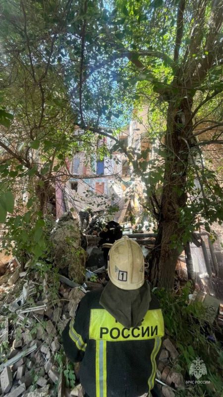 В Астрахани обрушилась часть подъезда многоквартирного дома