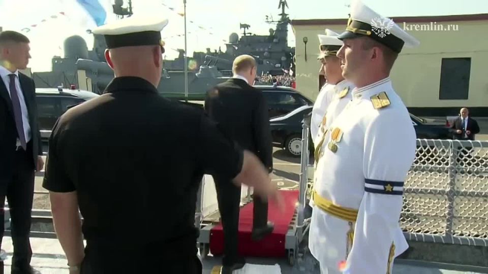 Путин повысил в ранге командира фрегата «Адмирал Григорович», присвоив ему звание капитана 2-го ранга – Кремль