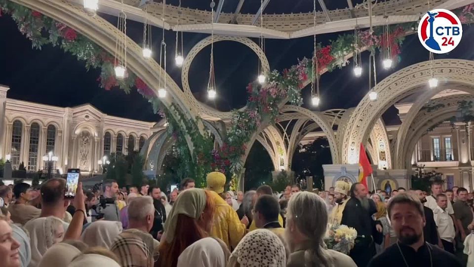 Прямо сейчас в Новом Херсонесе Божественная литургия в храме-парке Святой Троицы