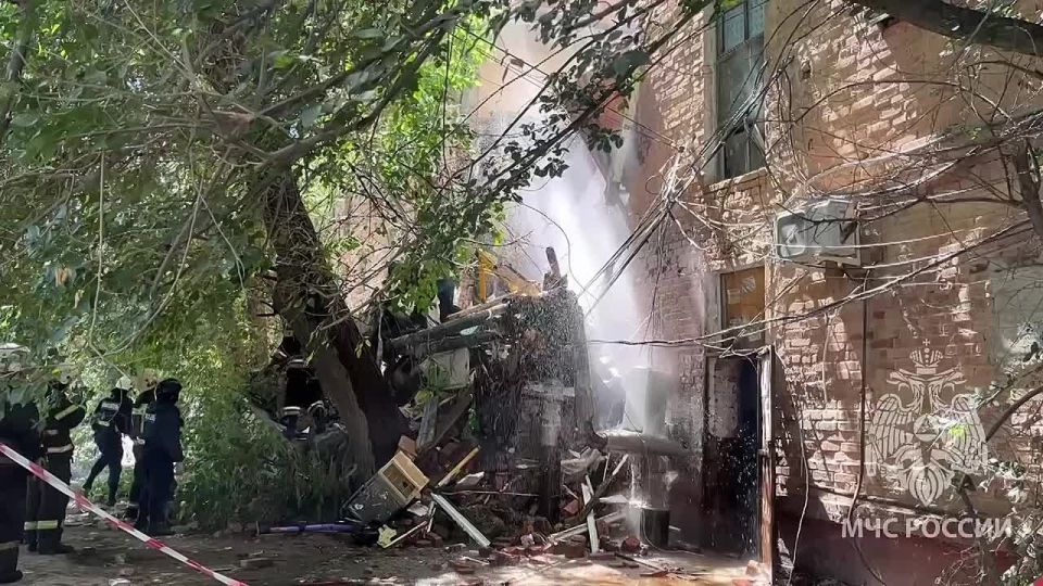 Под завалами после обрушения подъезда в пятиэтажном доме в Астрахани могут находиться люди – ТАСС со ссылкой на оперативные службы