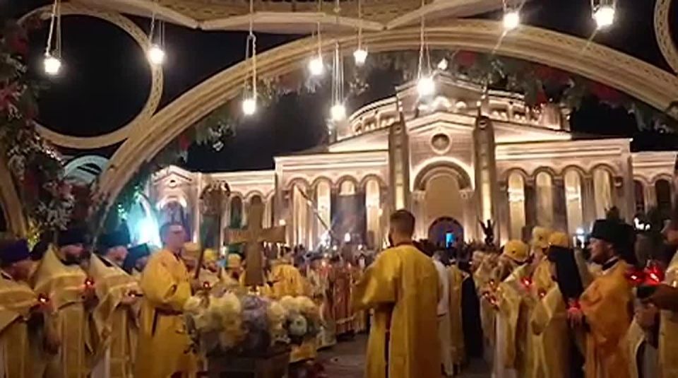 Более трех тысяч человек пришли на службу в Новый Херсонес этой ночью