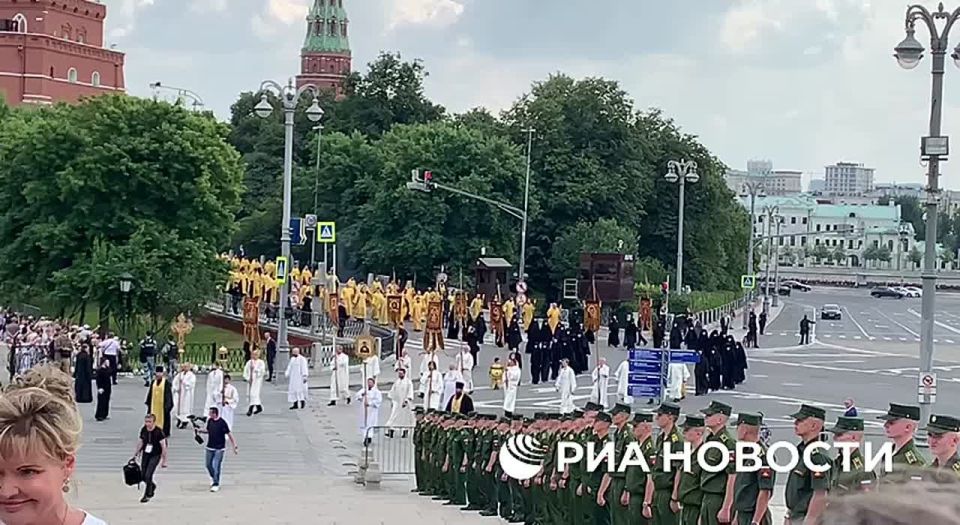 Крестный ход с мощами святого князя Владимира проходит в Москве
