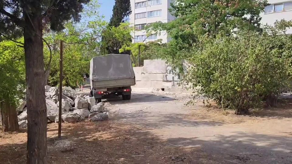 На ул. Вакуленчука обновляют подпорные стены