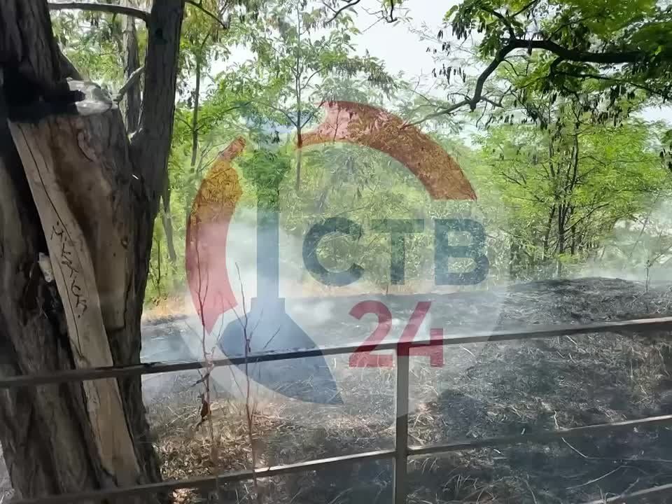 На улице Дзержинского в Севастополе горит сухая трава