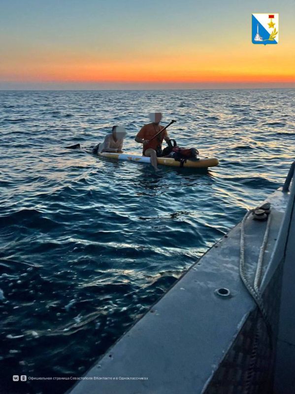 Спасли мужчин после дрейфа на сап-бордах