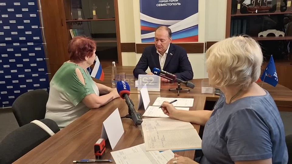 Дмитрий Белик, депутат государственной думы, проводит встречу с гражданами