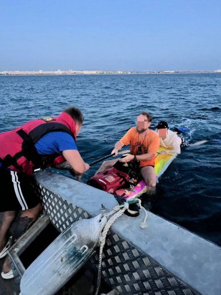 Севастопольские спасатели помогли двум мужчинам, которых унесло в море на сап-бордах