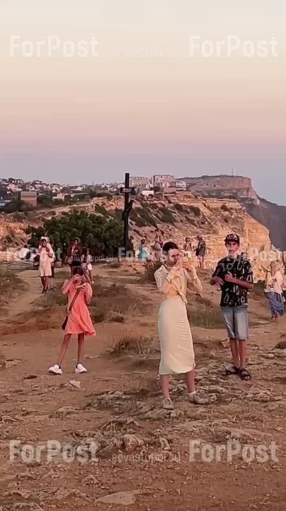Севастопольцы и гости города специально приезжают на Фиолент, чтобы сделать селфи на закате