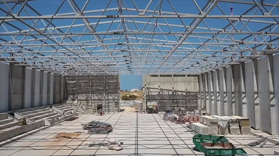 Замминистра строительства и ЖКХ России проверил строительство катка в Севастополе