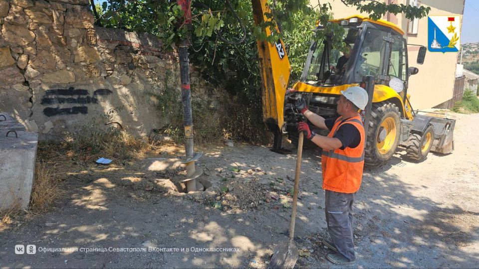 По улице Кочубея в Севастополе монтируют новые фонари