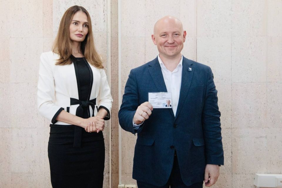 В Севастополе вручили удостоверения кандидатам в губернаторы