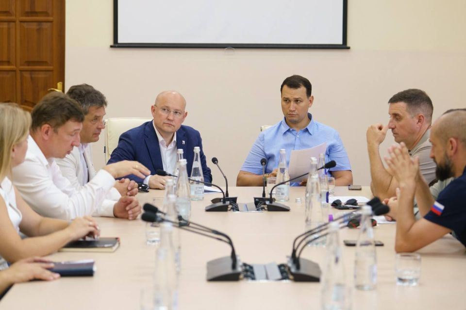 Михаил Развожаев: Также с заместителем министра строительства и ЖКХ Алмазом Шаукатовичем Хусаиновым побывали в посёлке Голландия, где обсудили предстоящие работы по сохранению здания СевГУ Михаил Развожаев: Также с заместителем министра строительства и ЖКХ Алмазом Шаукатовичем Хусаиновым побывали в посёлке Голландия, где обсудили предстоящие работы по сохранению здания СевГУ