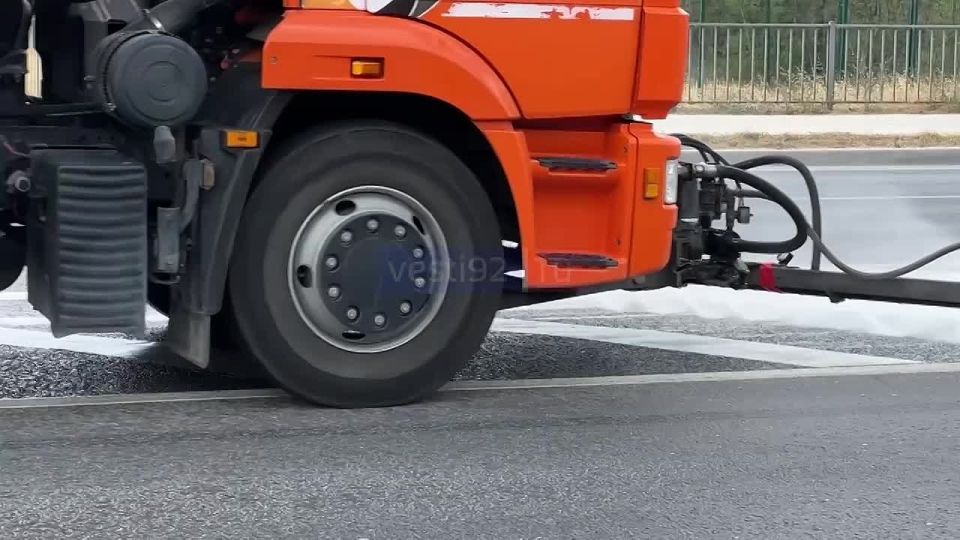 Работники «Автодора» проливают Камышовое шоссе