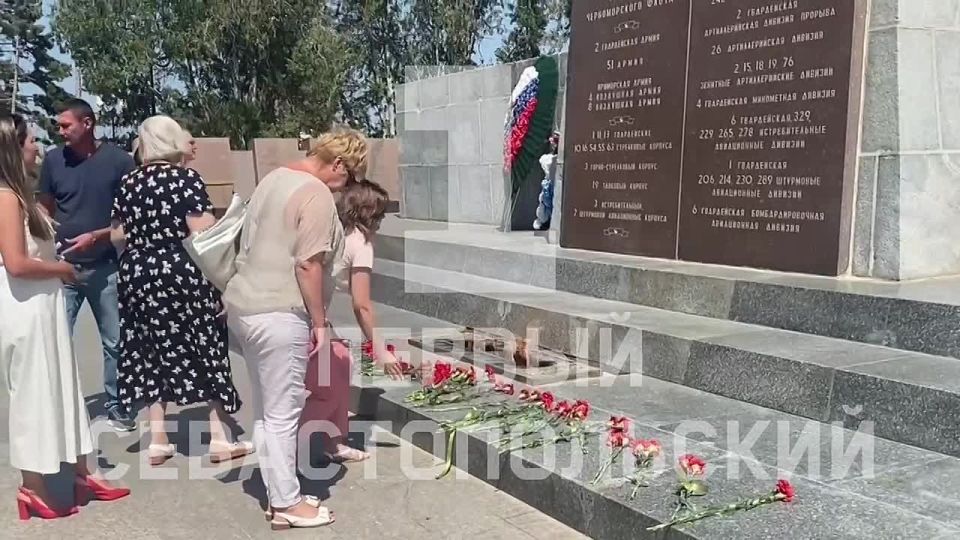 Участники патриотической акции «Дорогами Победы» возложили цветы к Вечному огню на Сапун-горе