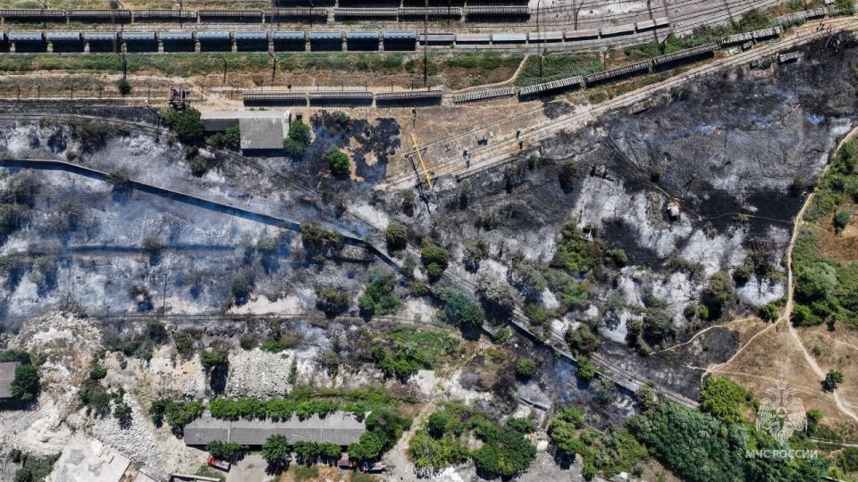 Для тушения пожара у ж/д станции «Инкерман-2» задействовали пожарный поезд