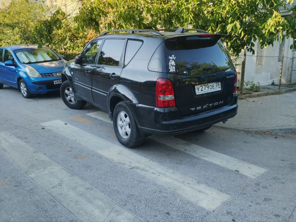 #Нам_пишут. Неизвестный "герой" на ул. Керченской мастерски развернулся против одностороннего движения и занял весь пешеходный переход