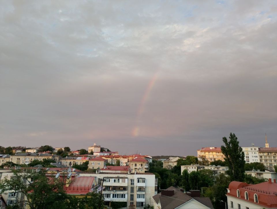 Кусочки радуги в Севастополе после небольшого дождя, с которым повезло некоторым районам города и окрестностей Кусочки радуги в Севастополе после небольшого дождя, с которым повезло некоторым районам города и окрестностей