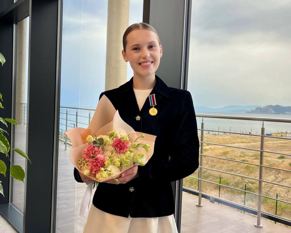 Певица из Севастополя Вероника Сыромля получила медаль Александра Твардовского на фестивале «Таврида.АРТ»