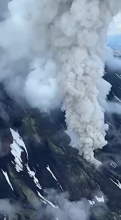 На Камчатке впервые за 600 лет произошло извержение вулкана Крашенинникова
