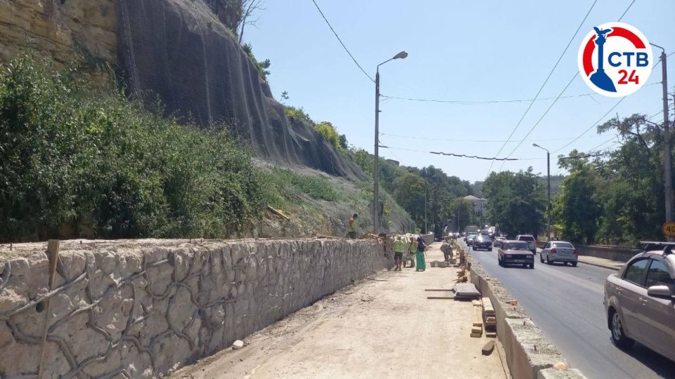 Противооползневый склон на улице Героев Севастополя готов на 95% Противооползневый склон на улице Героев Севастополя готов на 95%