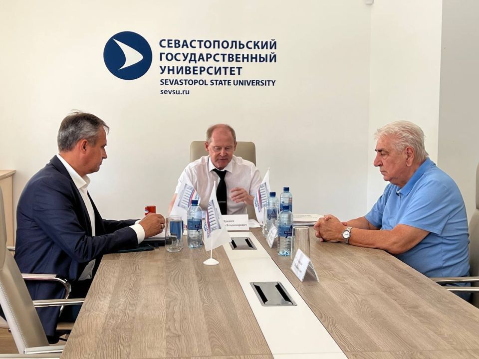 Все политические партии, выдвинувшие кандидатов на пост губернатора Севастополя, подписали соглашение о сотрудничестве по наблюдению за выборами