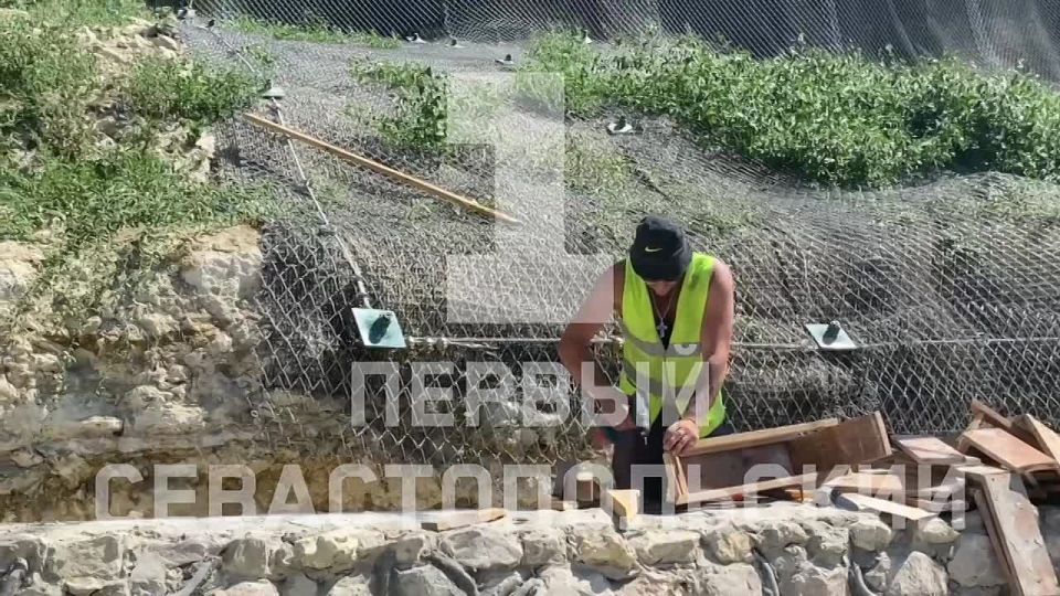 Укрепление склона на улице Героев Севастополя почти завершено