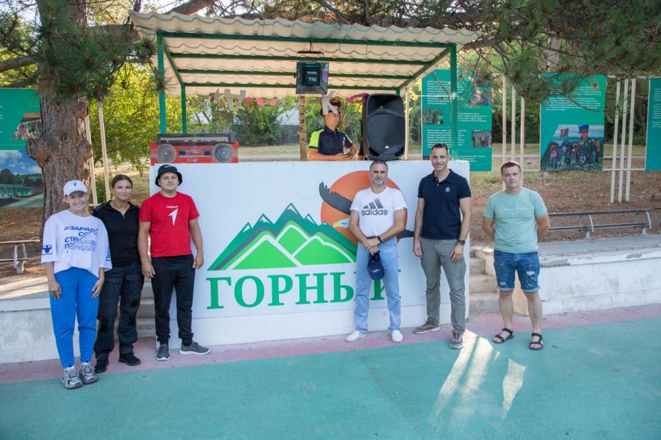 Сегодняшнее утро для отдыхающих детского лагеря «Горный» началось с «Зарядки со стражем порядка» Сегодняшнее утро для отдыхающих детского лагеря «Горный» началось с «Зарядки со стражем порядка»