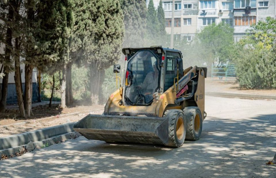 В самом разгаре работы ремонту внутриквартальных проездов и придомовых территорий по ул. Героев Сталинграда 54