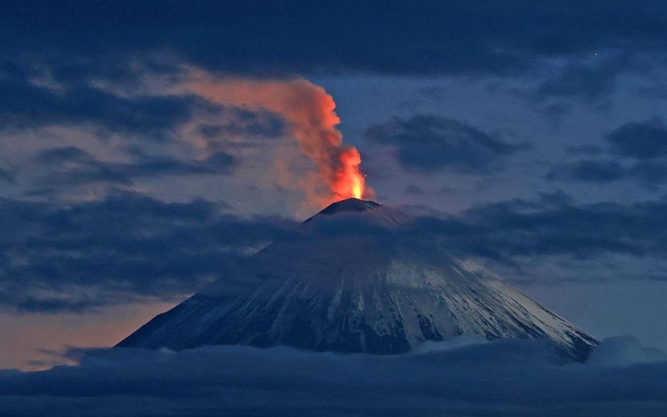 Вулкан Ключевской на Камчатке выбросил пепел на высоту 8 км — Институт вулканологии и сейсмологии ДВО РАН
