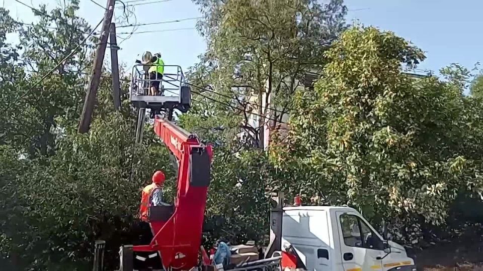 На подъёме от улицы Академика Крылова до Рябова устанавливают новые фонари