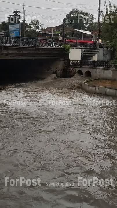 На Симферополь тем временем обрушился ливень