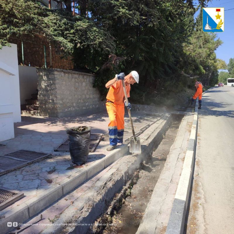 Чистим ливневые лотки в Балаклаве