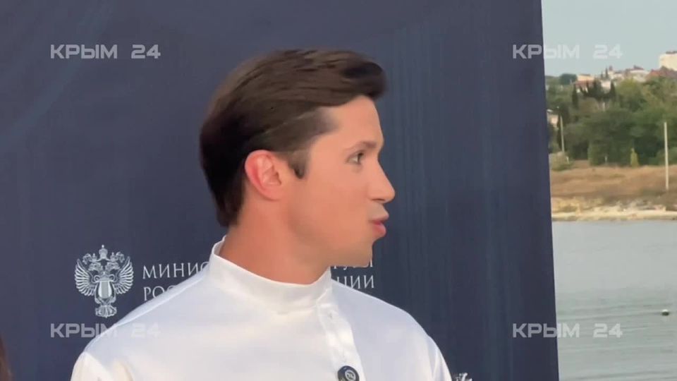 Солист ансамбля Игоря Моисеева рассказал о сложностях и радостях выступления в Севастополе