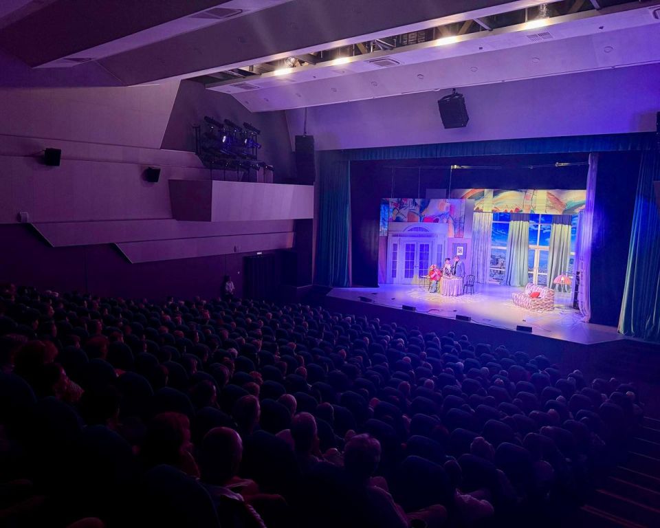 На сцене центра «Бухта Казачья» показали первый профессиональный спектакль