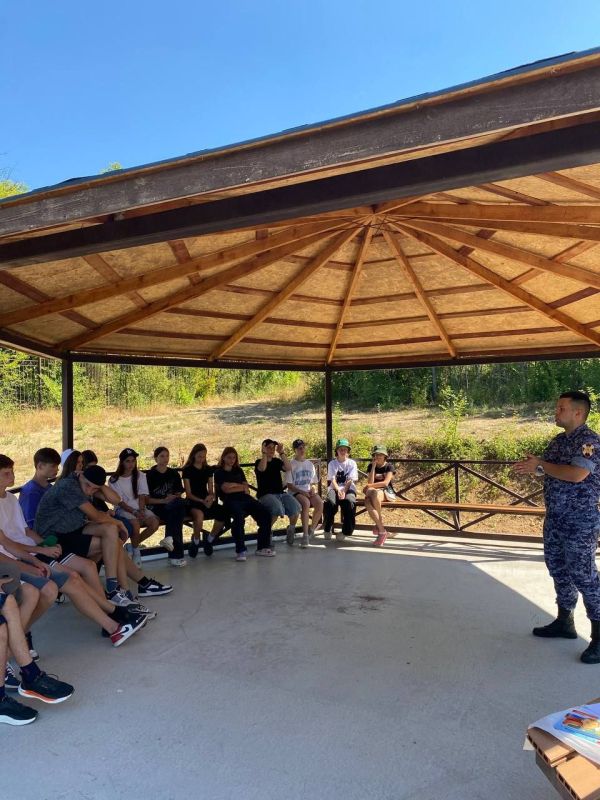 Военнослужащие пообщались с участниками летней смены в лагере «Горный» Военнослужащие пообщались с участниками летней смены в лагере «Горный»