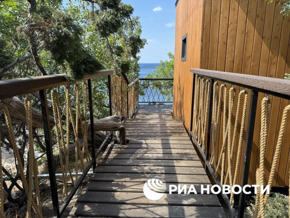 Первый эко-отель "Тропы.Батилиман" откроют в Севастополе в сентябре на побережье Черного моря в Ласпинской бухте, сообщили РИА Новости в компании "Дели Христо" Первый эко-отель "Тропы.Батилиман" откроют в Севастополе в сентябре на побережье Черного моря в Ласпинской бухте, сообщили РИА Новости в компании "Дели Христо"