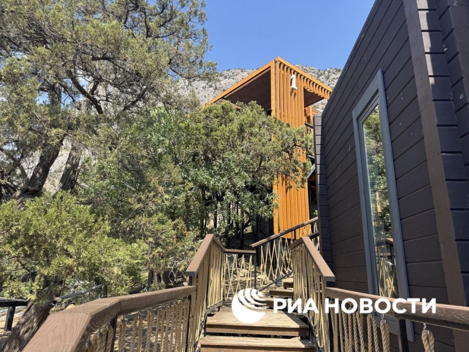 Первый эко-отель "Тропы.Батилиман" откроют в Севастополе в сентябре на побережье Черного моря в Ласпинской бухте, сообщили РИА Новости в компании "Дели Христо" Первый эко-отель "Тропы.Батилиман" откроют в Севастополе в сентябре на побережье Черного моря в Ласпинской бухте, сообщили РИА Новости в компании "Дели Христо"