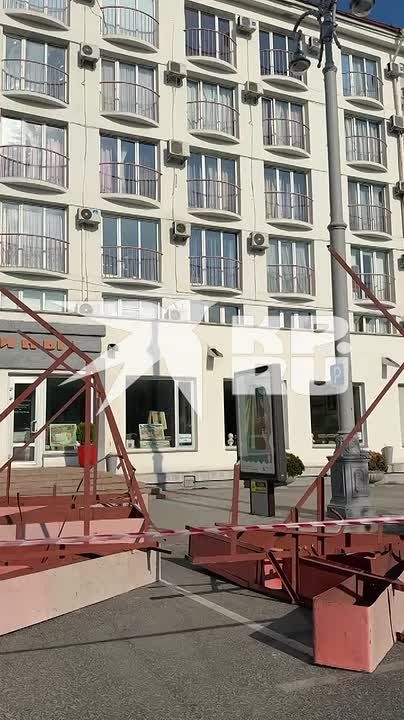 С гостиницы «Украина» снимают вывеску, — сообщила читательница Юлия