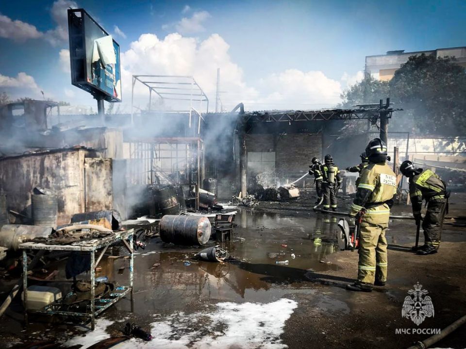 В Севастополе потушили пожар в мастерской на улице Токарева