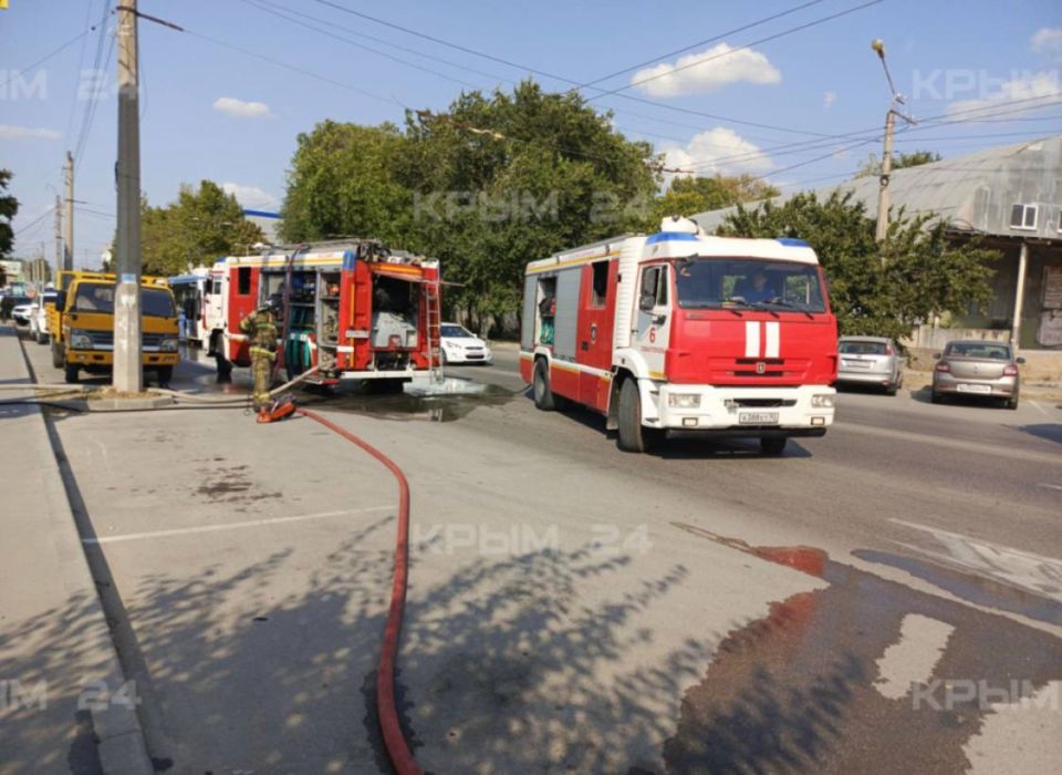 Кадрами с места пожара на улице Токарева, который несколько минут назад был локализован силами МЧС России, делится наш корреспондент