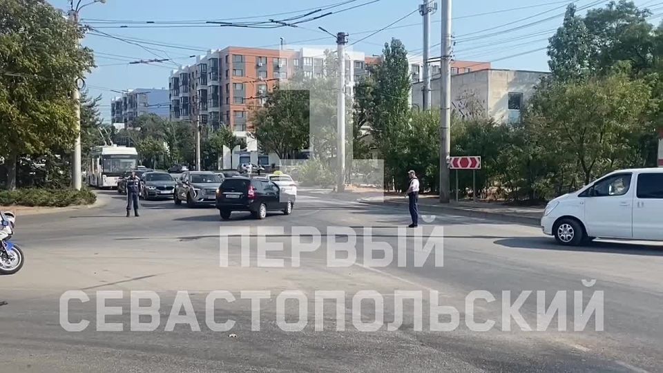 На улице Токарева, где произошел пожар в мастерской, сотрудники ГАИ регулируют движение