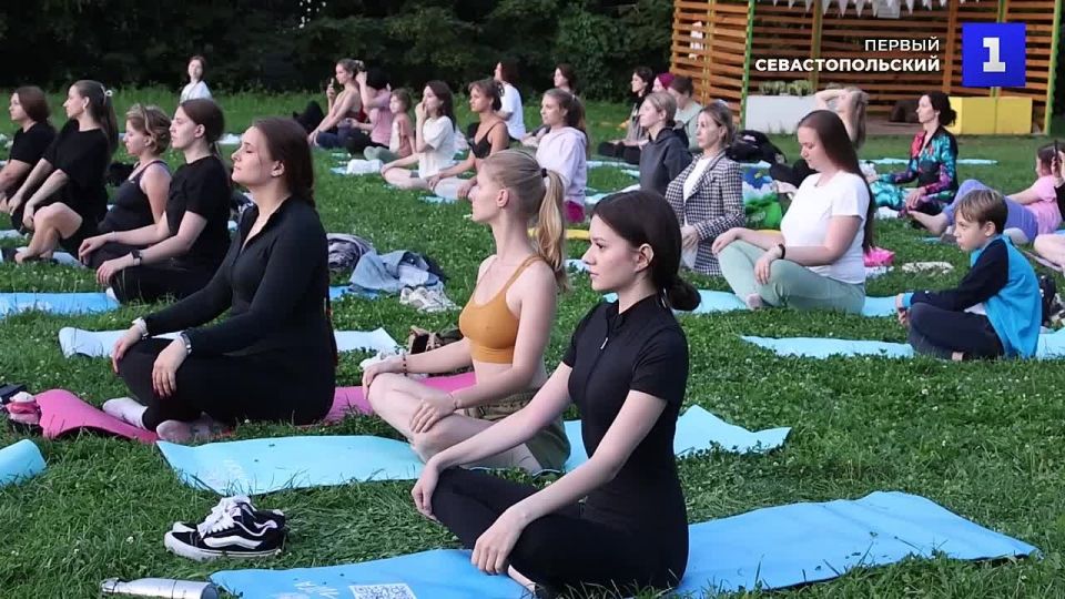 В московском Парке Горького проходят необычные занятия йогой – с козами