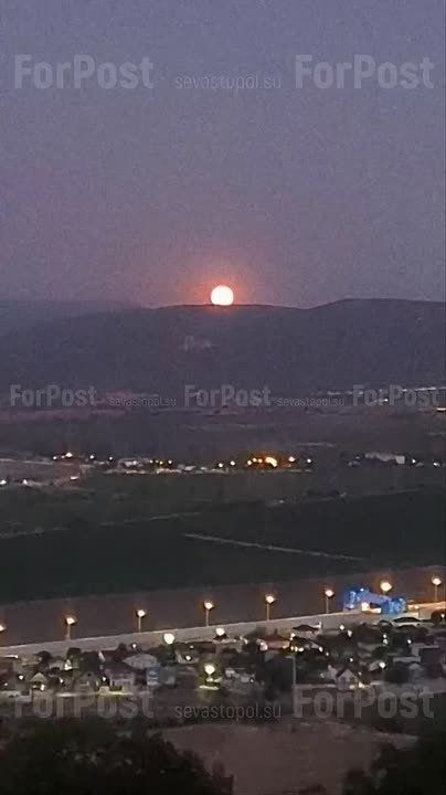 Яркая луна над Севастополем