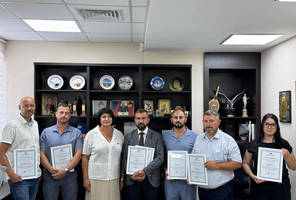 Татьяна Лобач: Провела торжественное награждение представителей строительной отрасли, которые внесли большой личный вклад в социально-экономическое развитие Города-Героя Севастополя и были отмечены профильными ведомствами